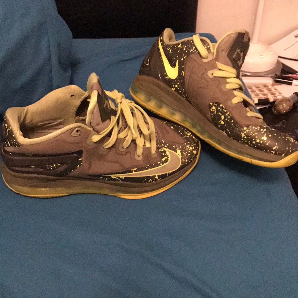 Lebron sneaker